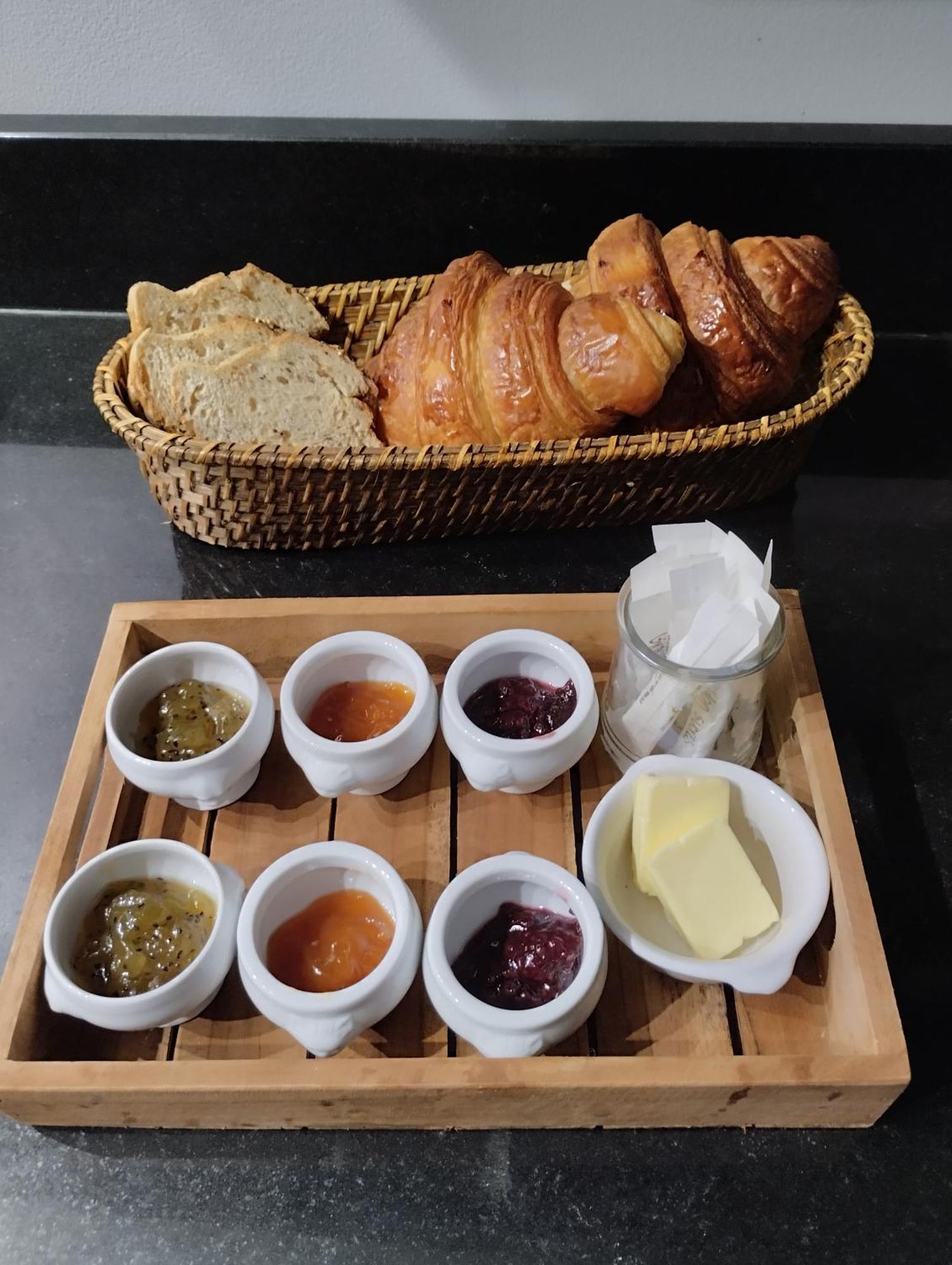 格里尼昂 Le Patio酒店 外观 照片